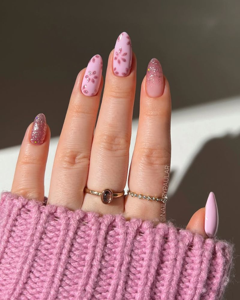 ongles rose pailleté, art d’ongle floral