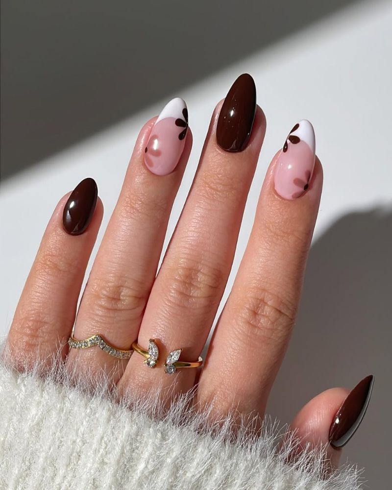 ongles marron, nail art fleurs