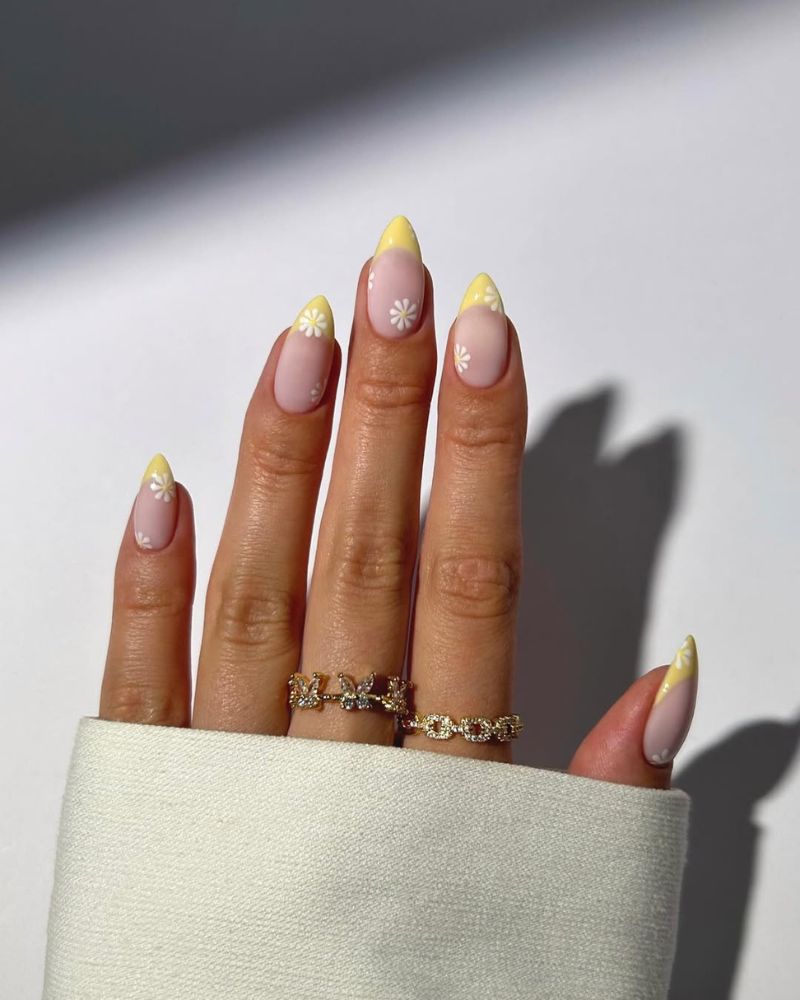 french tips jaunes, ongles printaniers, idée chic