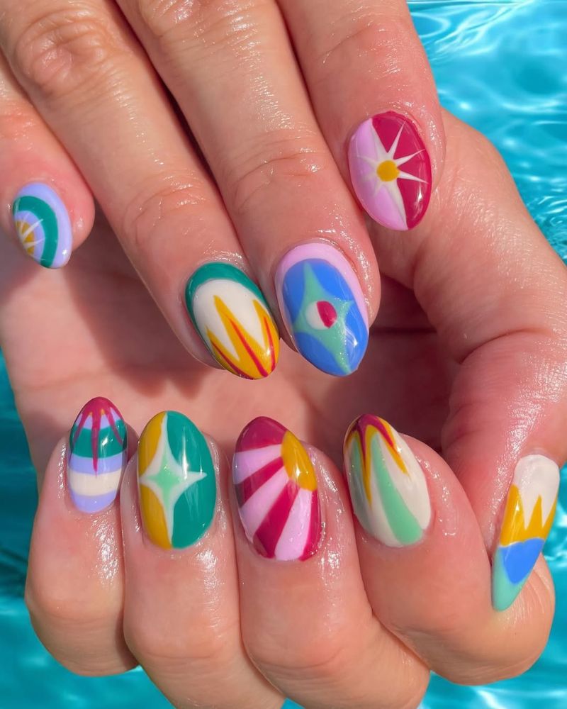 nail art abstrait d’été, ongles colorés d’été