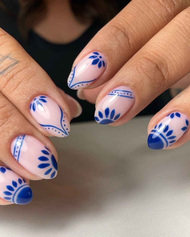ongles grecs, nail art bleu