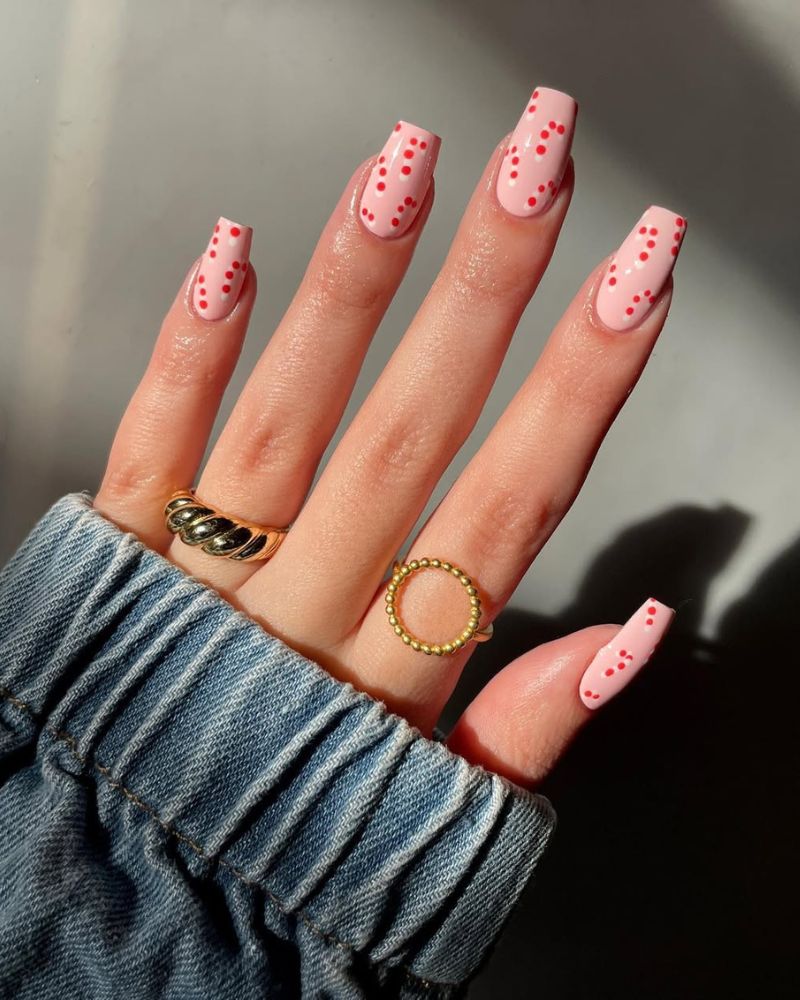 ongles nude avec art cane de bonbon réalisé avec des points