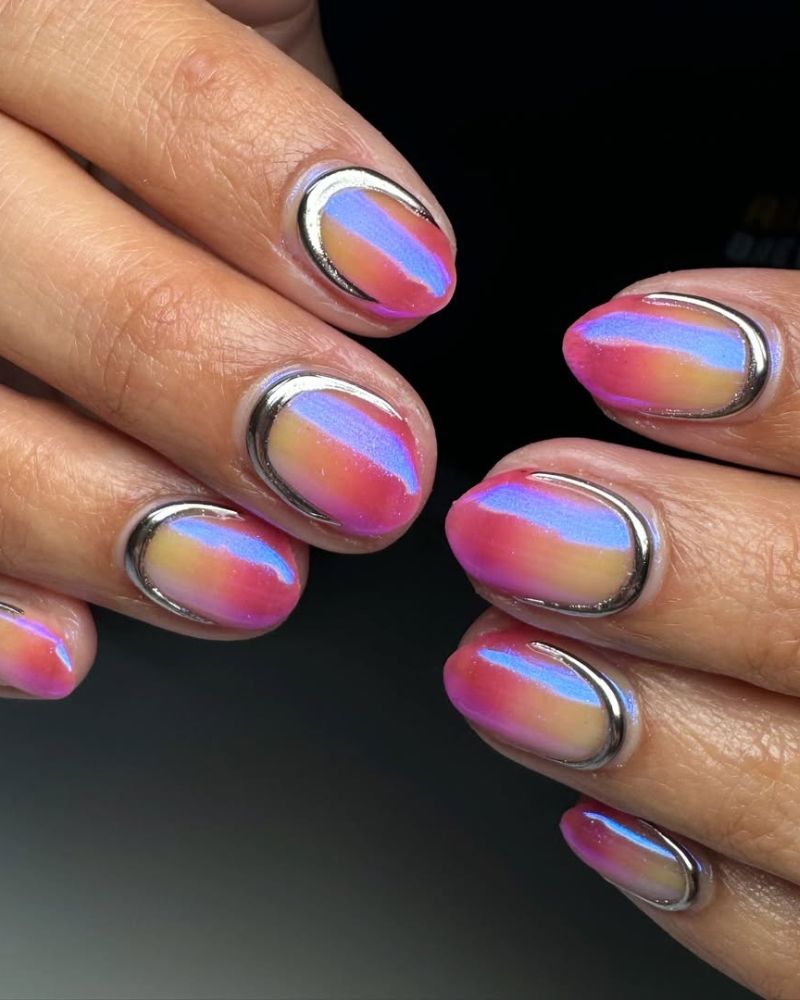 ongles chrome avec dégradé rose et art 3D argenté