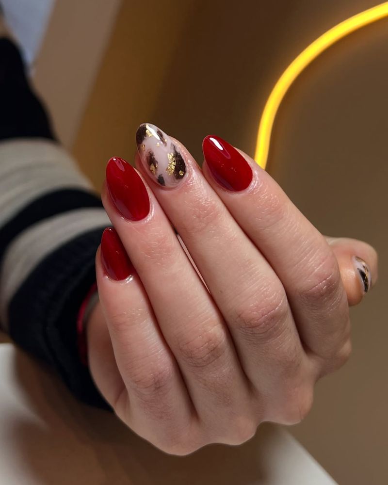 ongles rouges élégants avec nail art imprimé animalier