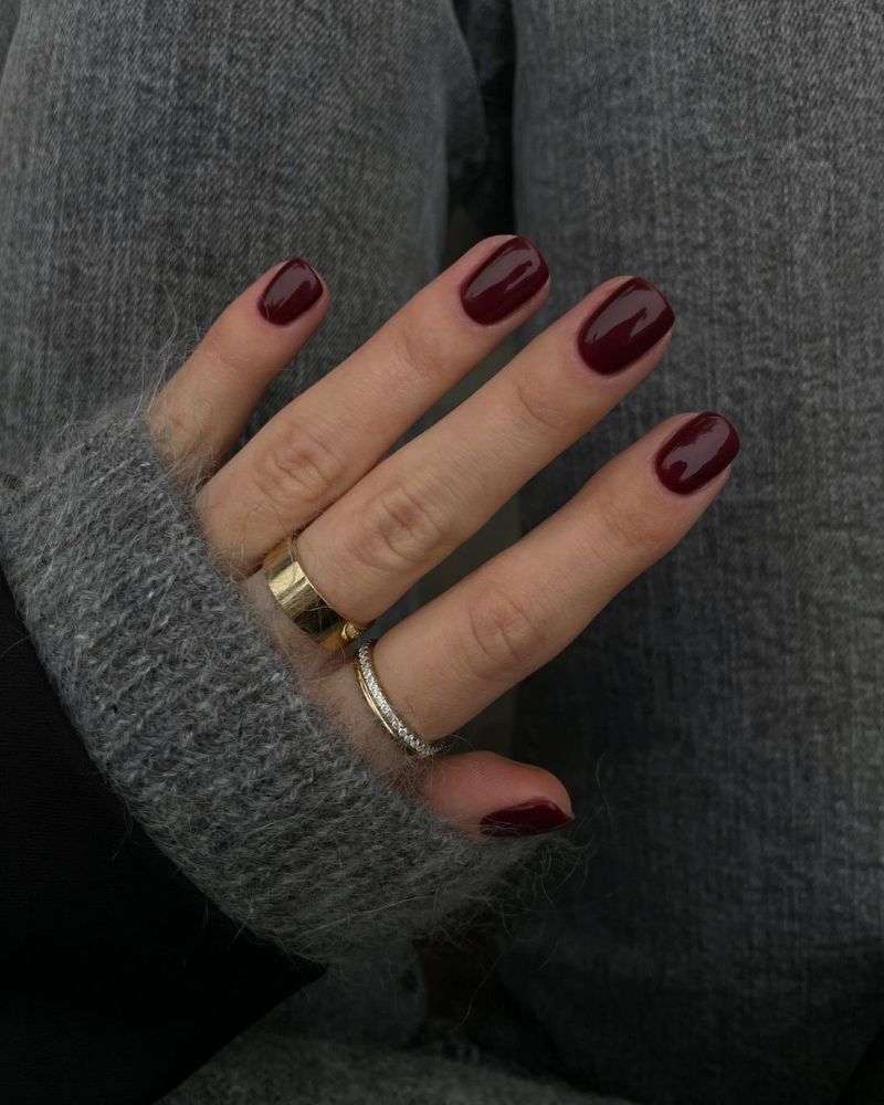 ongles courts, ongles rouge foncé