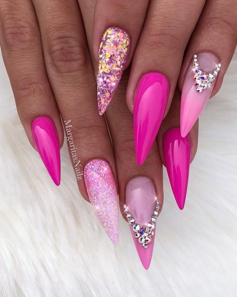 design d'ongles roses
ongles roses avec pierres précieuses