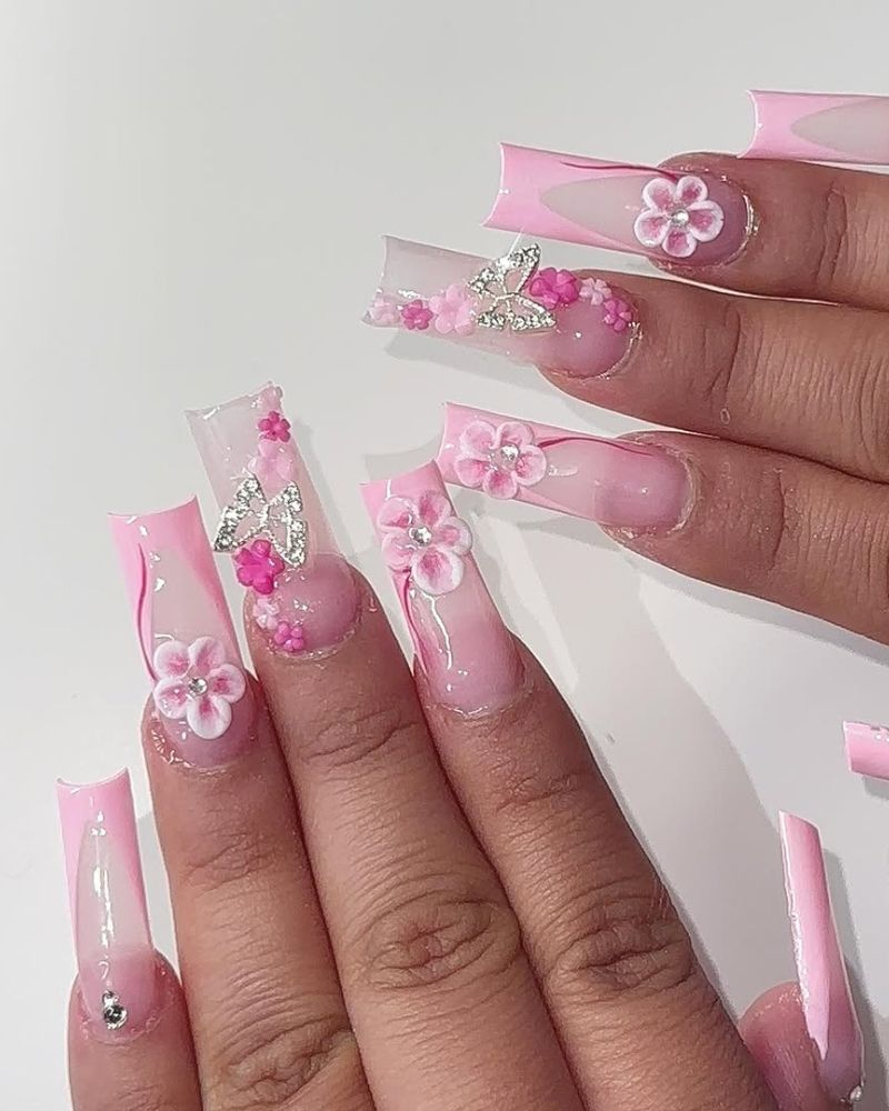 longues pointes d'ongles, nail art papillons et fleurs