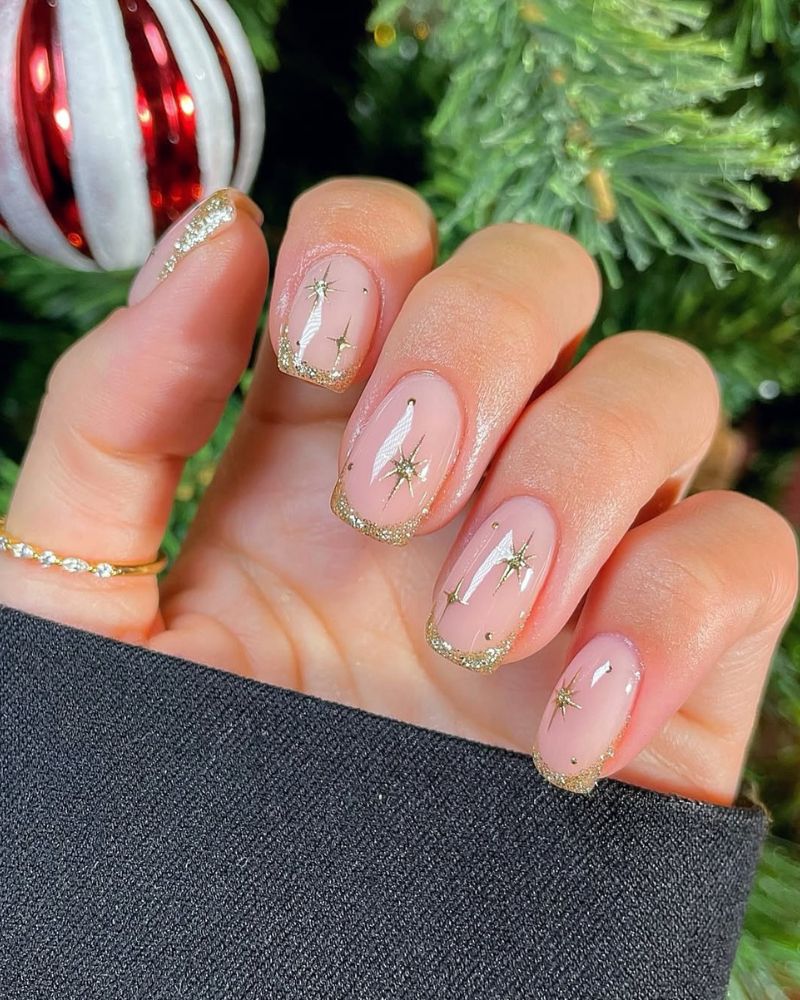art d’ongles doré scintillant pour Noël