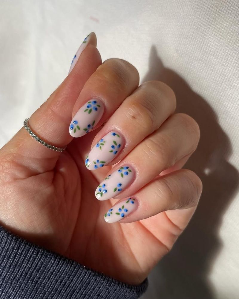 nail art myrtille, base manucure propre