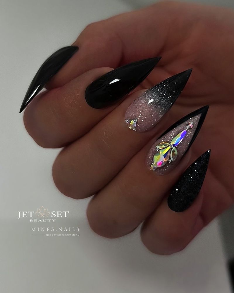 ongles stiletto noirs avec diamant