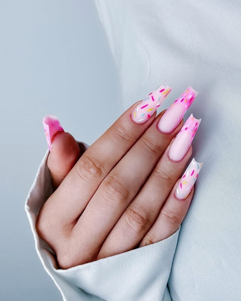designs ongles rose clair, nail art donut