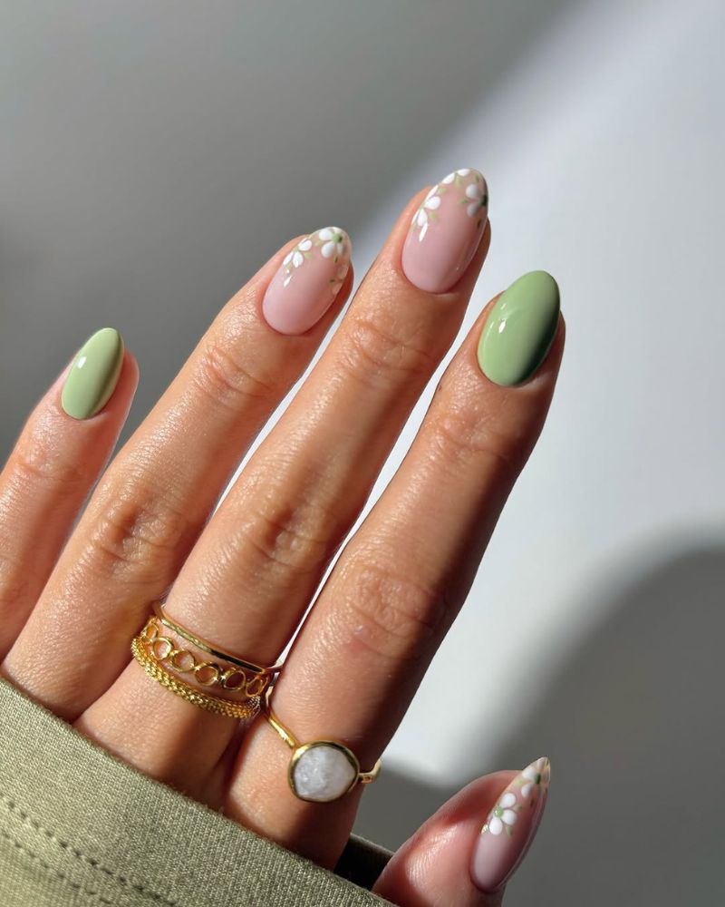 ongles vert sauge, ongles French floraux