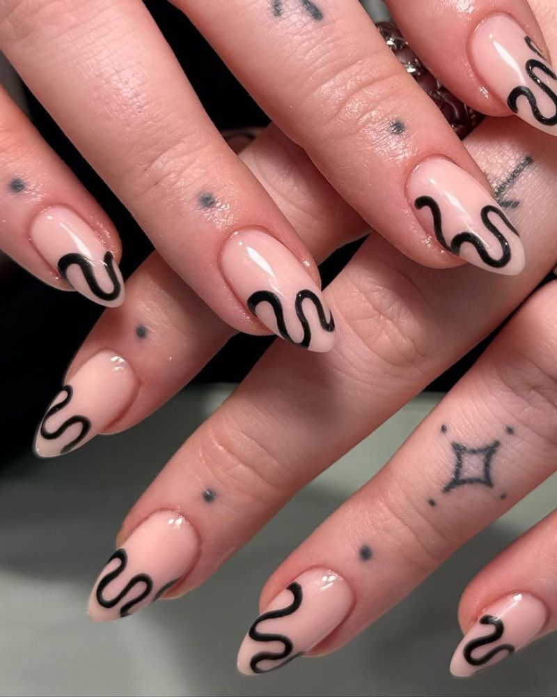 lignes noires en volutes sur base nude