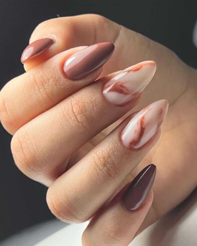ongles marron clair, design marbre