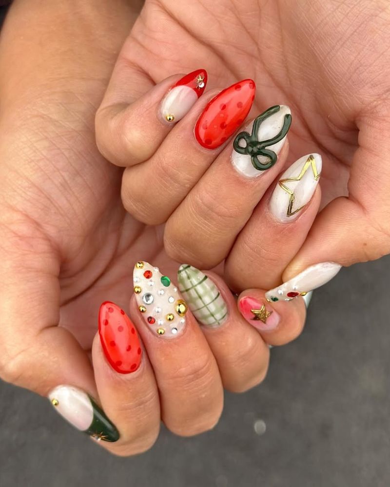 nail art de Noël amusant avec blanc, rouge et vert