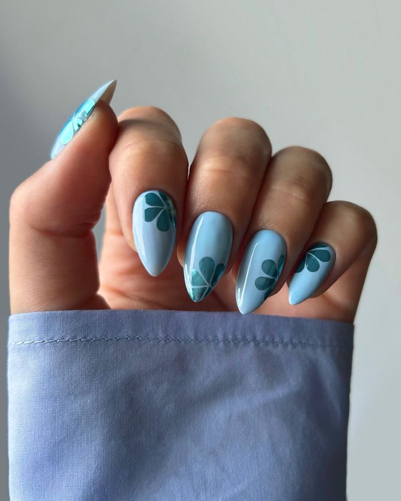 ongles stilettos, ongles bleus, art floral ongulaire