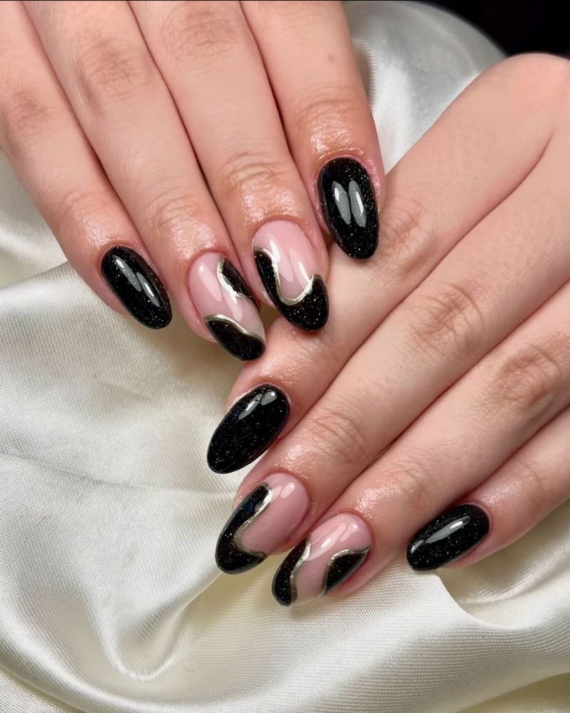 vernis noir étoilé avec ligne métallique