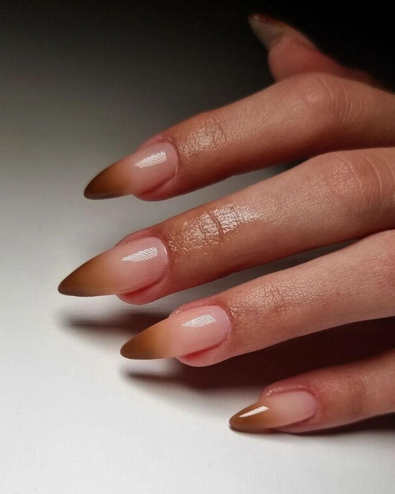 ongles marron en dégradé, ongles stilettos, ongles à l'aérographe
