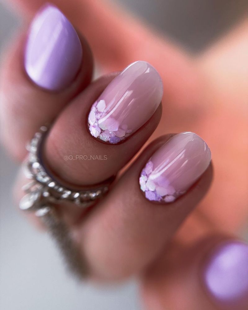 idées ongles lavande
ongles violet clair avec design