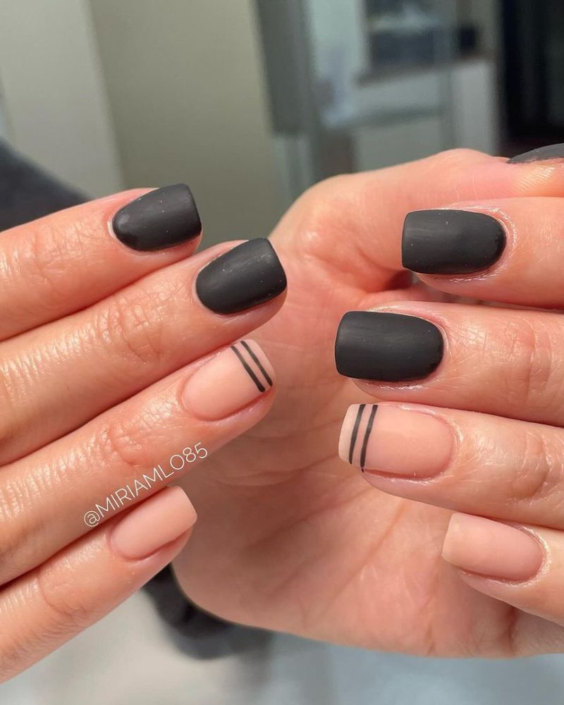 ongles noirs avec lignes noires mates