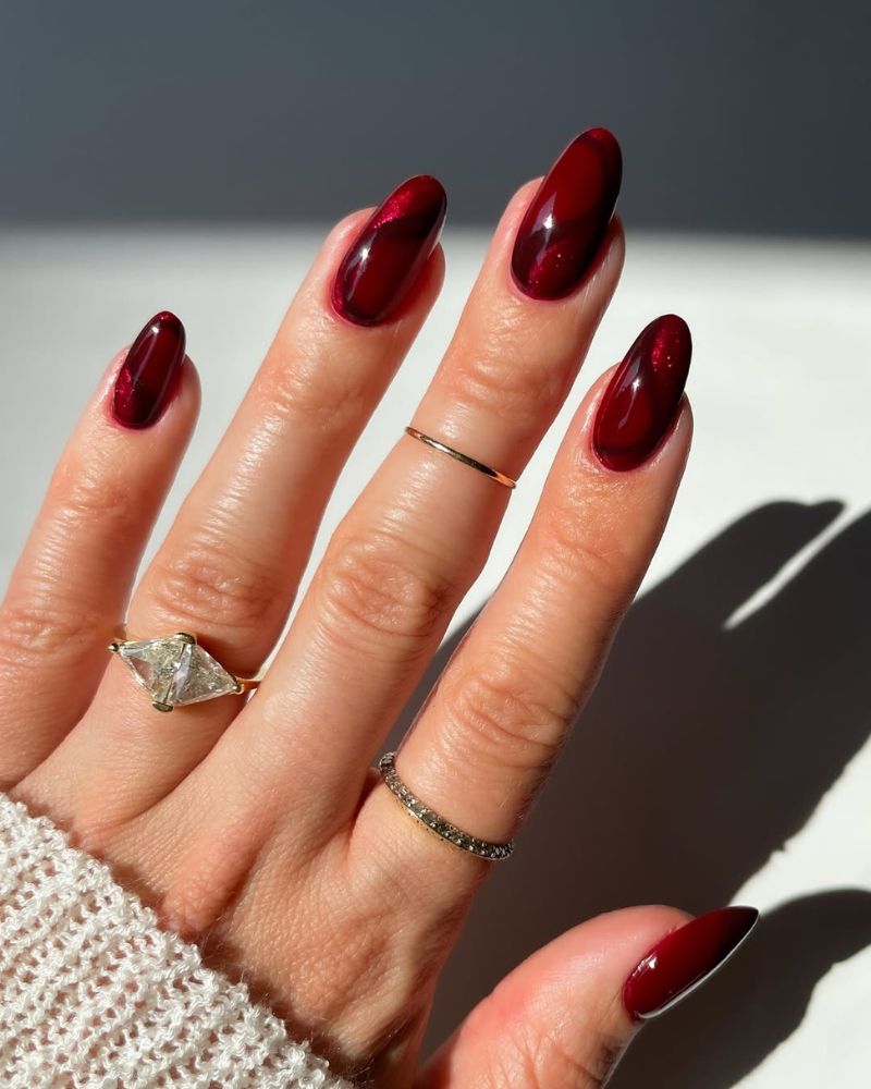ongles rouge foncé festifs pour Noël