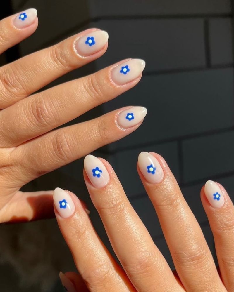 design simple de nail art fleur, manucure base propre