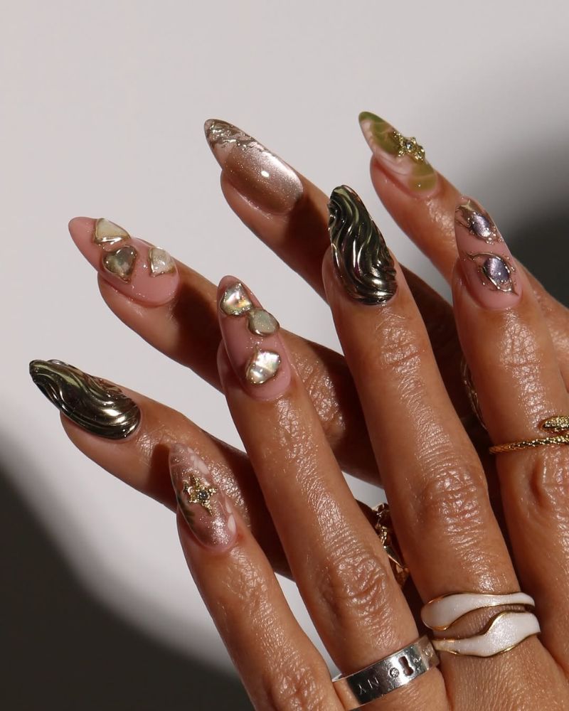 nail art pierres précieuses avec chrome vert sur forme d'amande