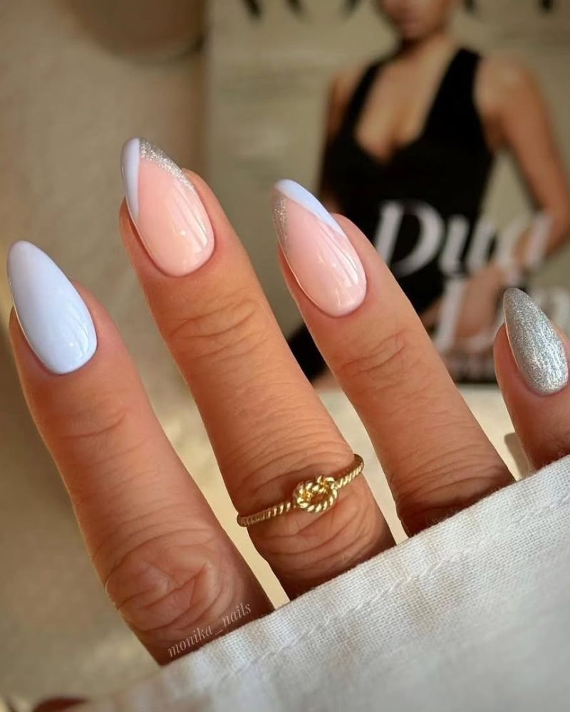 ongles French bleu clair, bleu et argenté