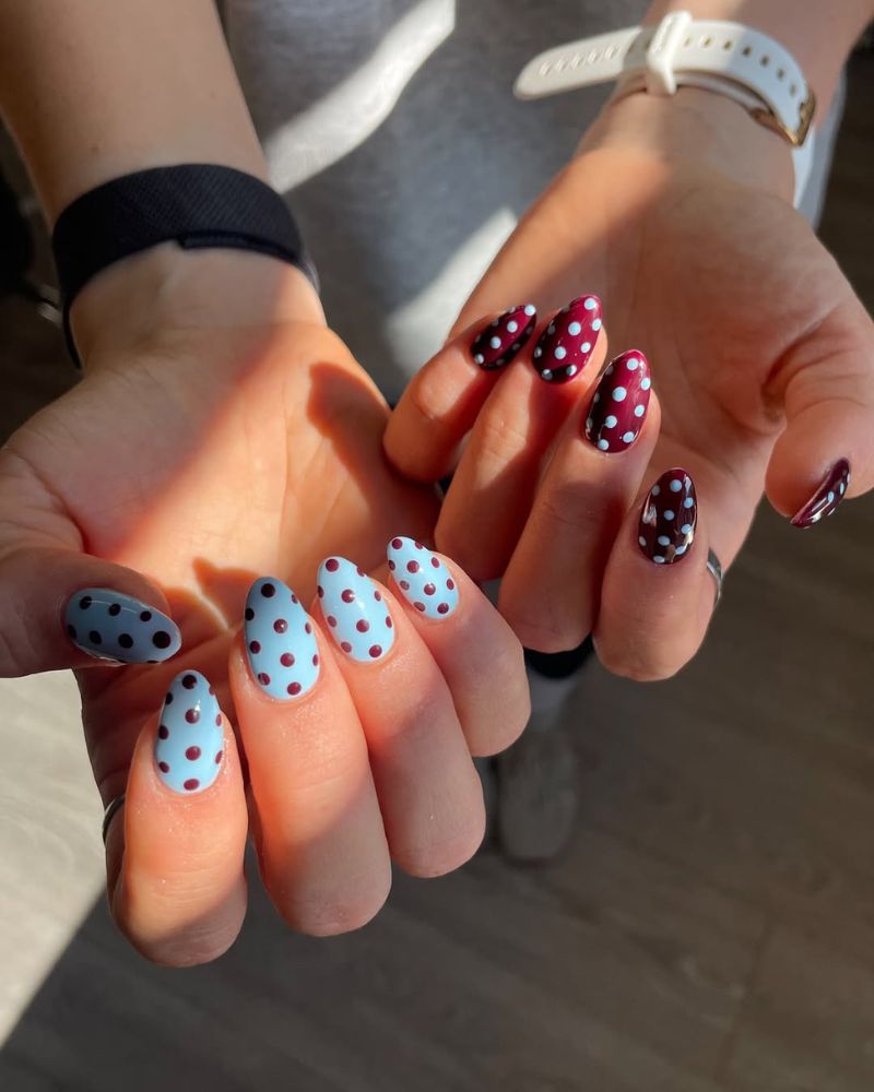 design d’ongles bordeaux avec pois bleus