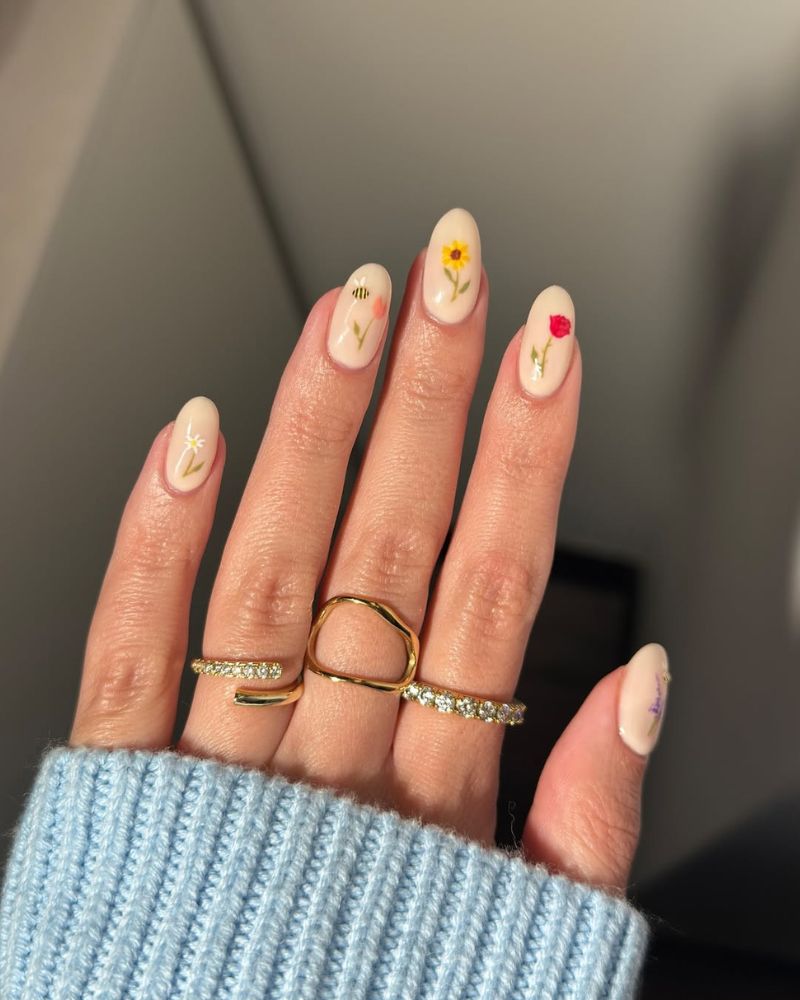 nail art floral, manucure claire