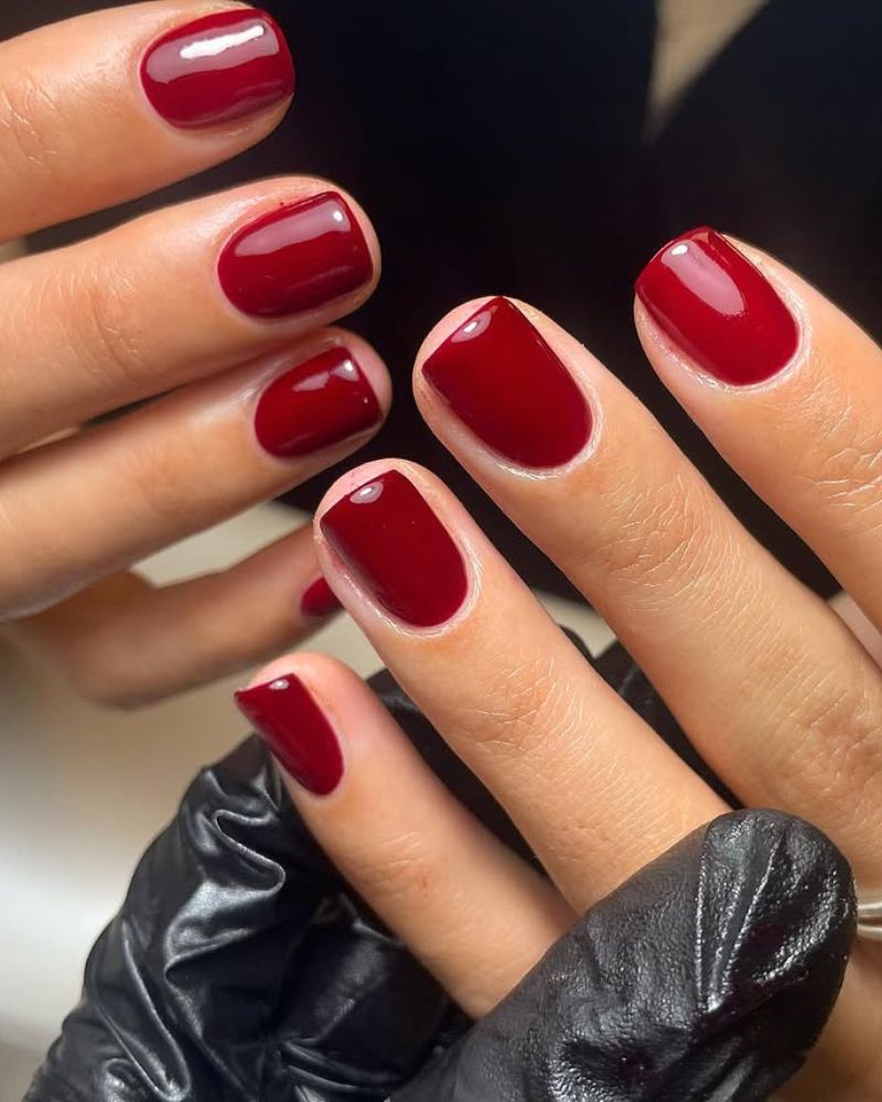 ongles rouges simples, ongles courts