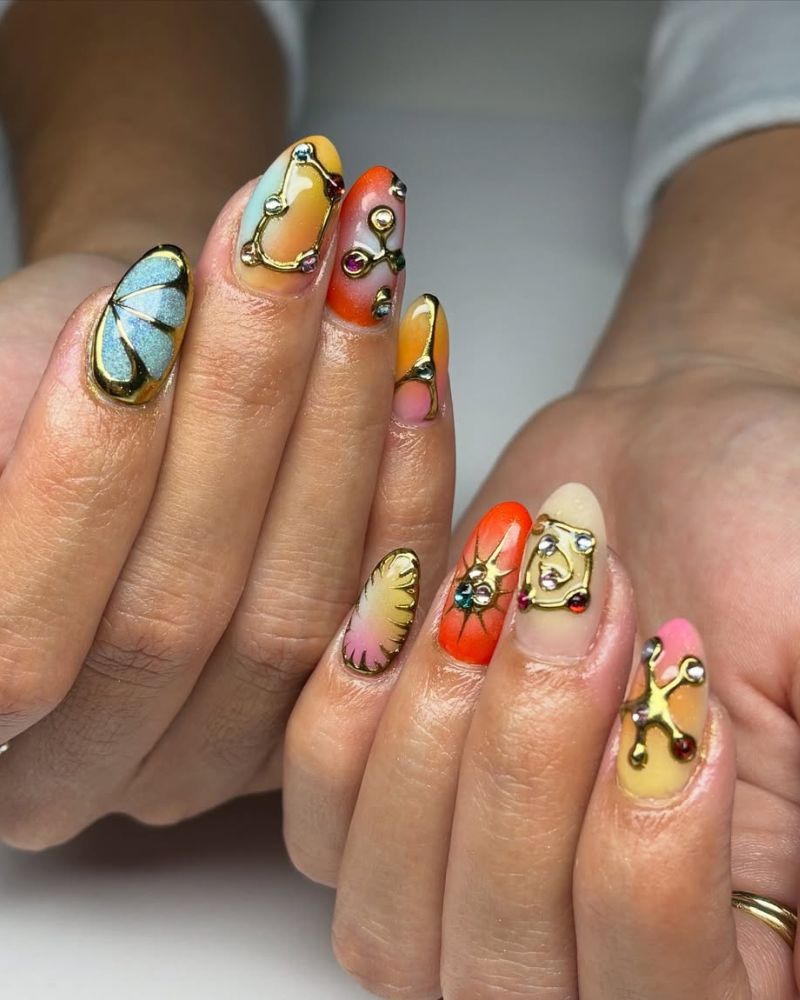 design coloré d’ongles d’automne avec art 3D doré