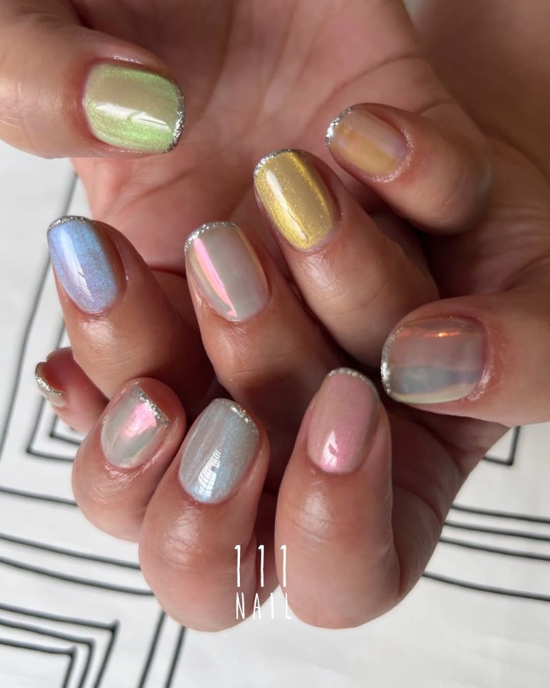ongles d’automne cat eye colorés sur une manucure courte