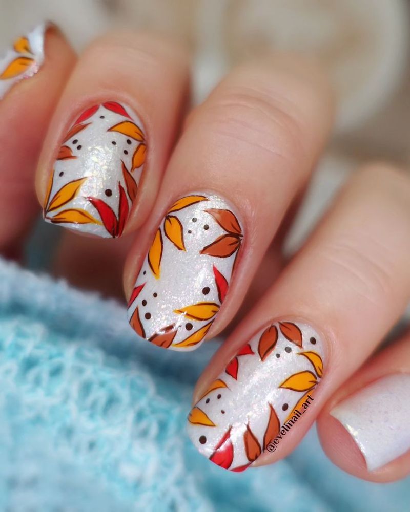 designs nail art automnal courts avec feuilles sur base blanche scintillante