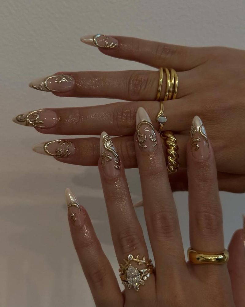 ongles français chrome avec pointes blanches et design nail art doré