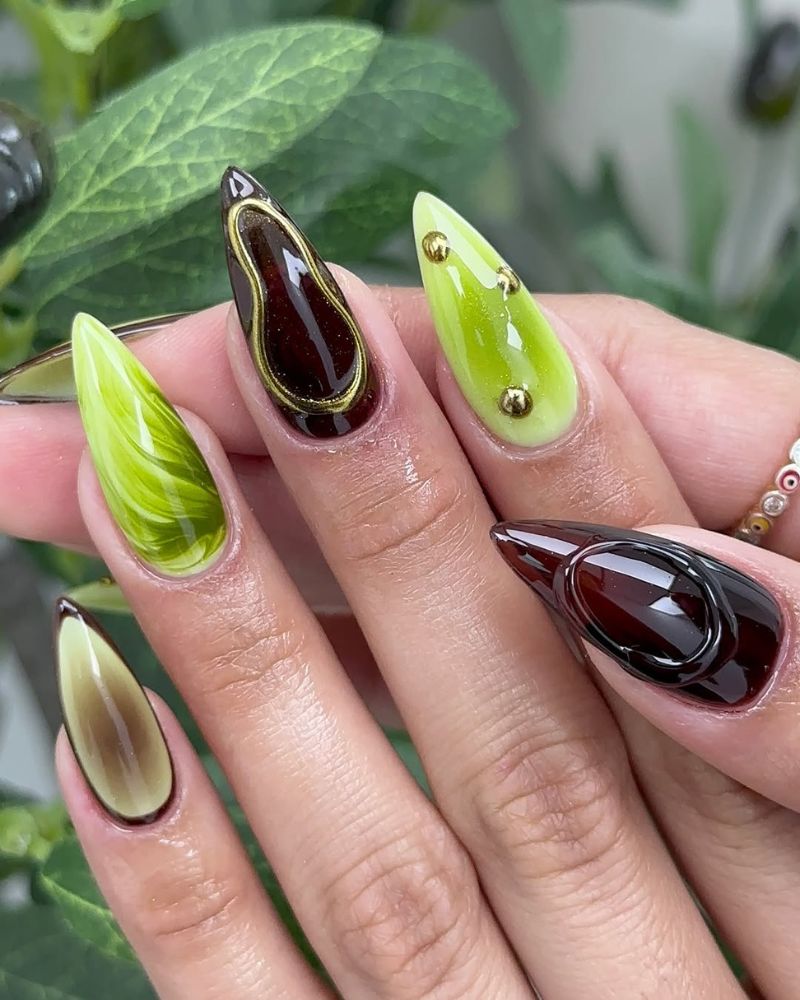 ongles stilettos, ongles verts et marron