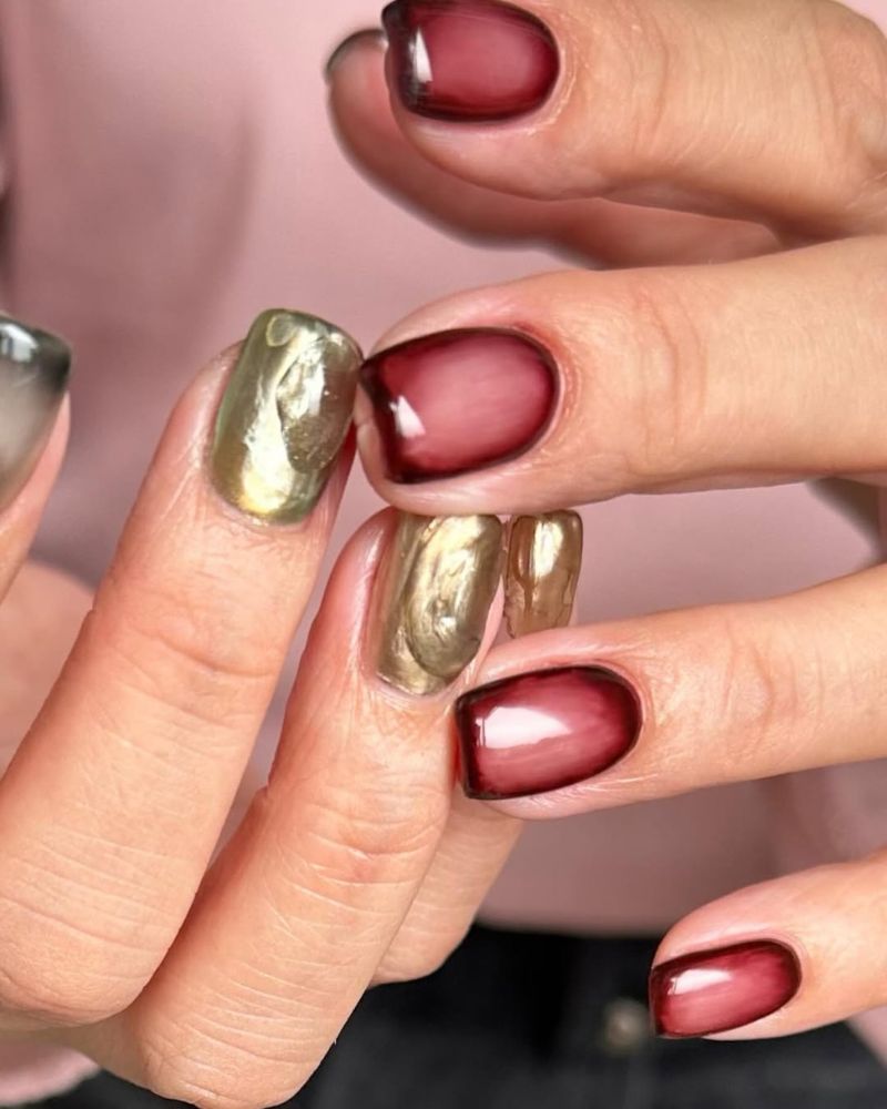 design rouge et or sur ongles courts carrés