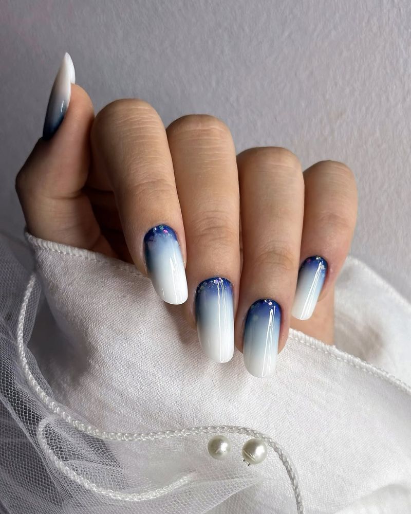 ongles fins, ongles blancs et bleus