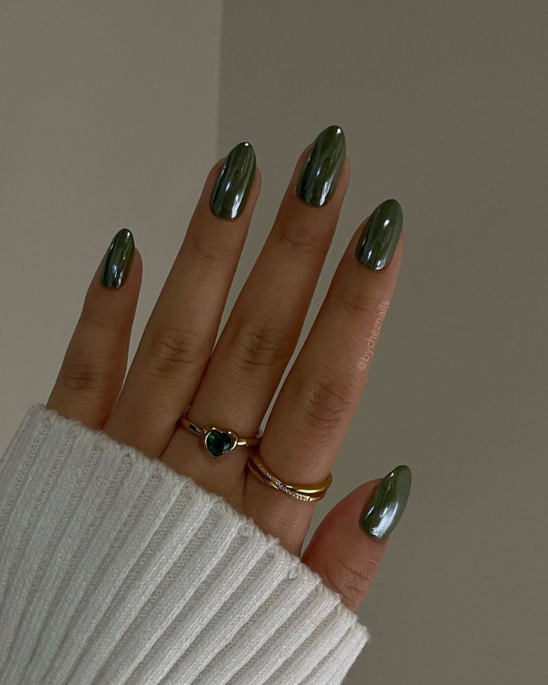 ongles verts chromés d’automne en forme amande
