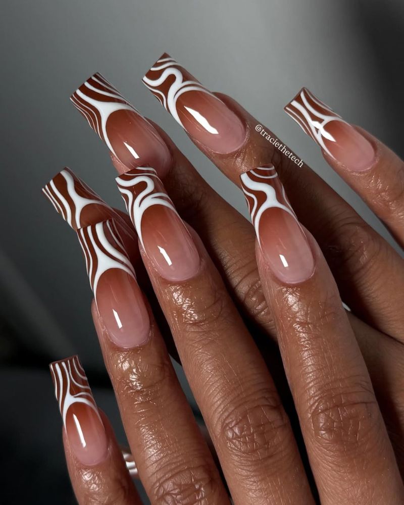 ongles longs carrés avec pointes ombrées et nail art blanc