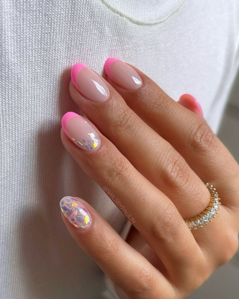ongles français roses courts avec design