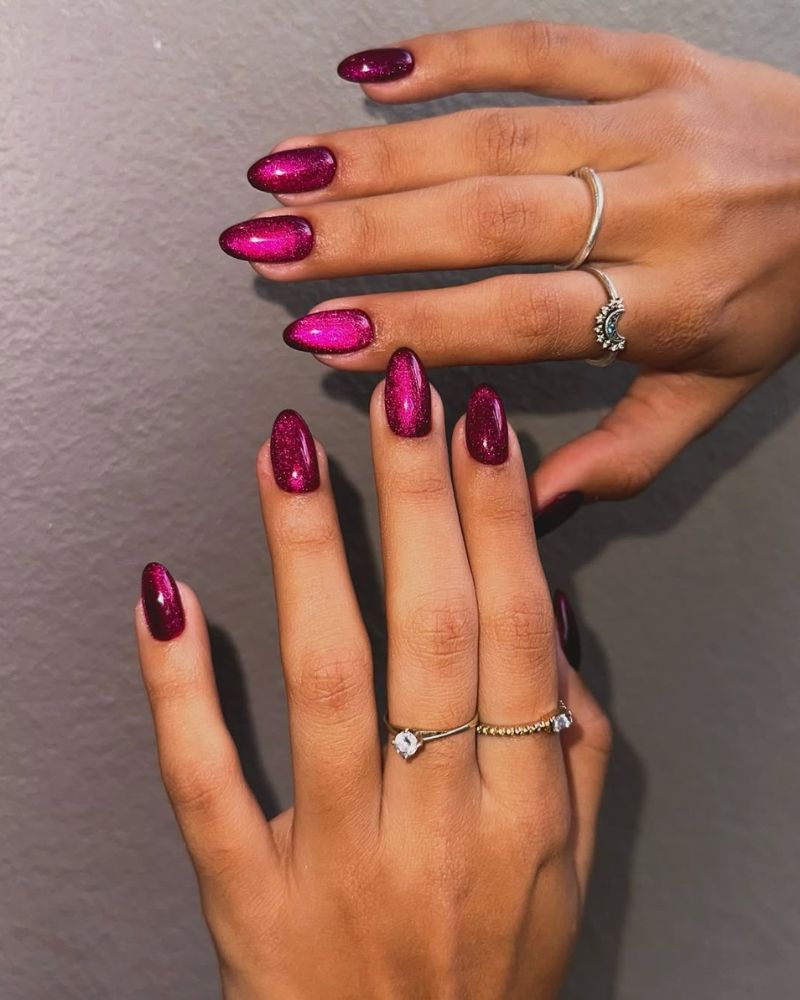 ongles violets magnétiques, ongles prune violet