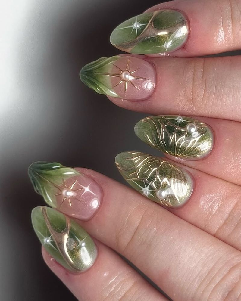 ongles verts forêt, ongles aura, nail art chrome doré