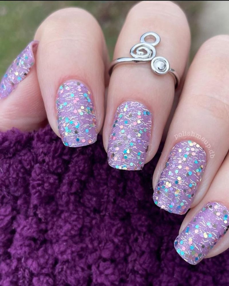 ongles violets avec des paillettes