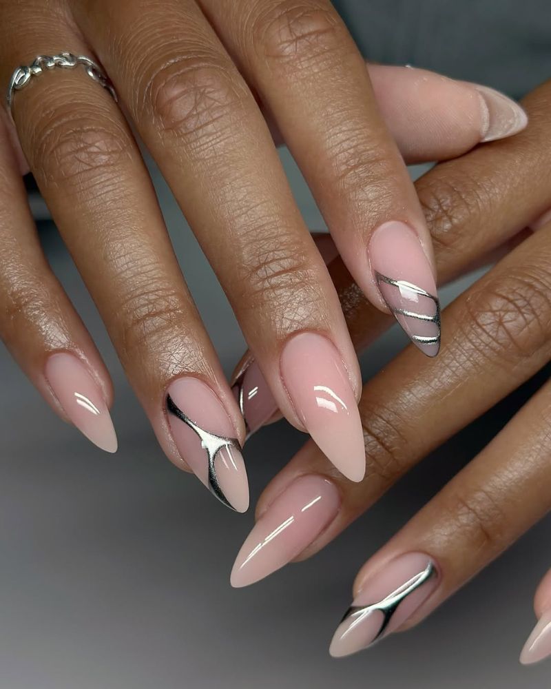 ongles longs stilettos nude avec nail art argenté