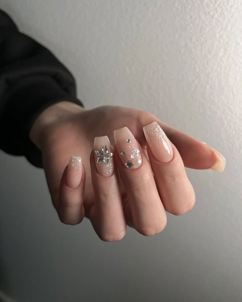 nail art coffins hiver ornés de pierres et paillettes sur base nude