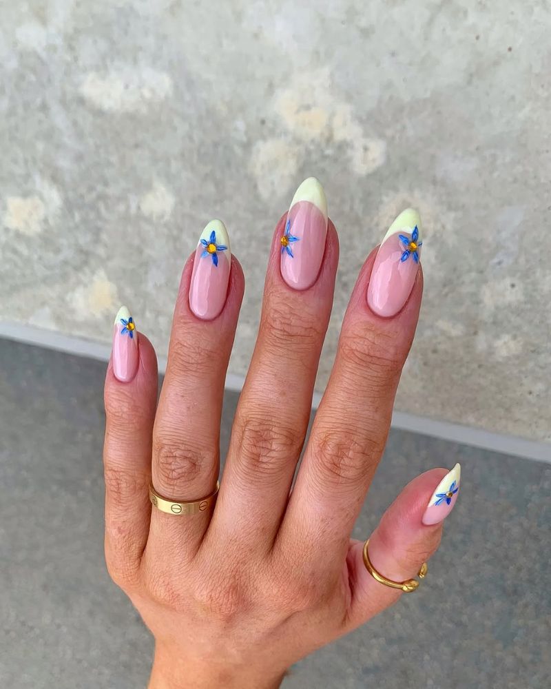 bouts jaune pastel, nail art fleur bleue