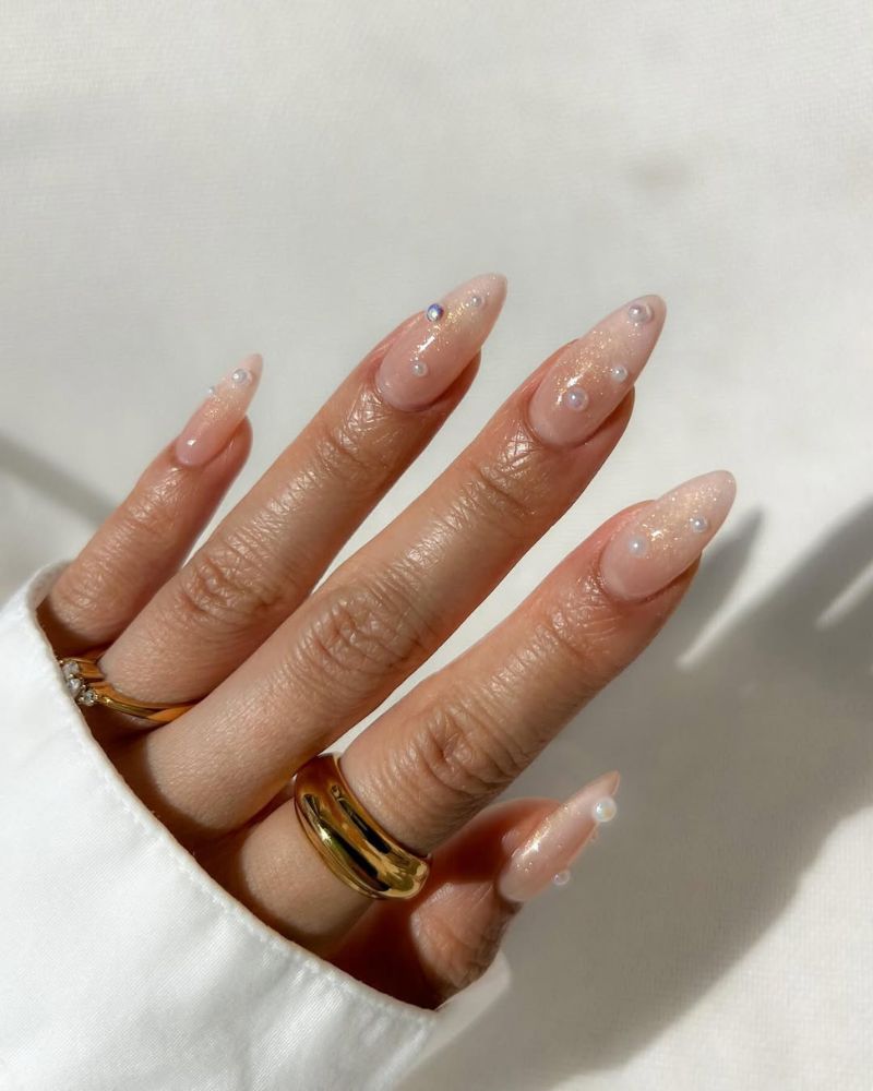 ongles hivernaux simples et classes avec perles et paillettes