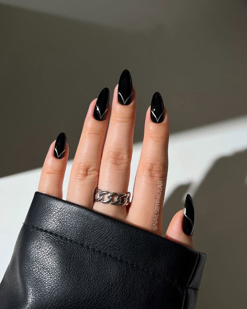 ongles noirs d’automne avec nail art argenté