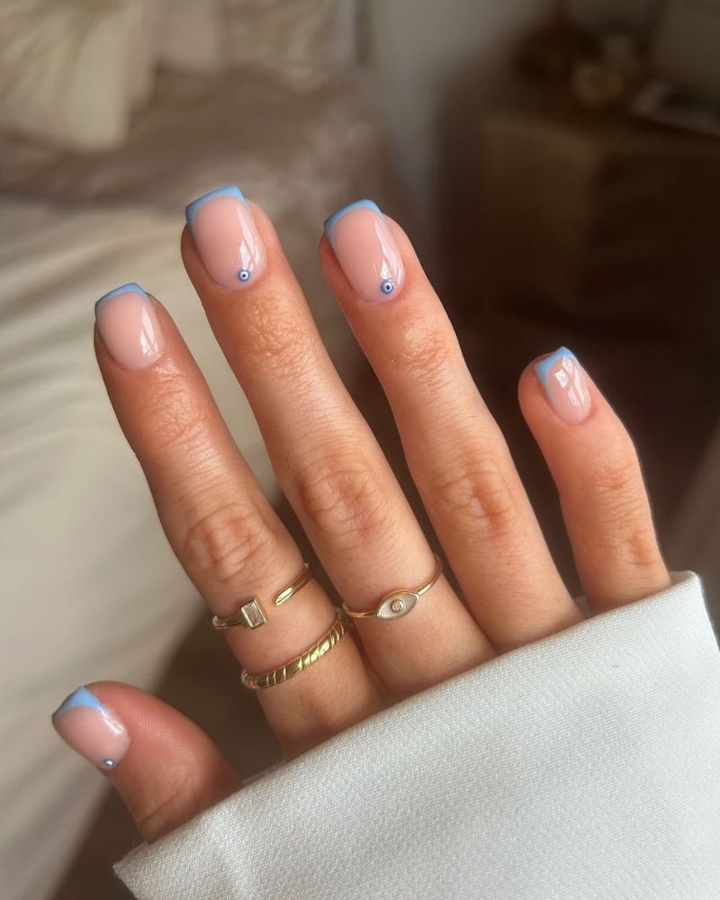 extrémités French bleu fin, nail art bleu clair